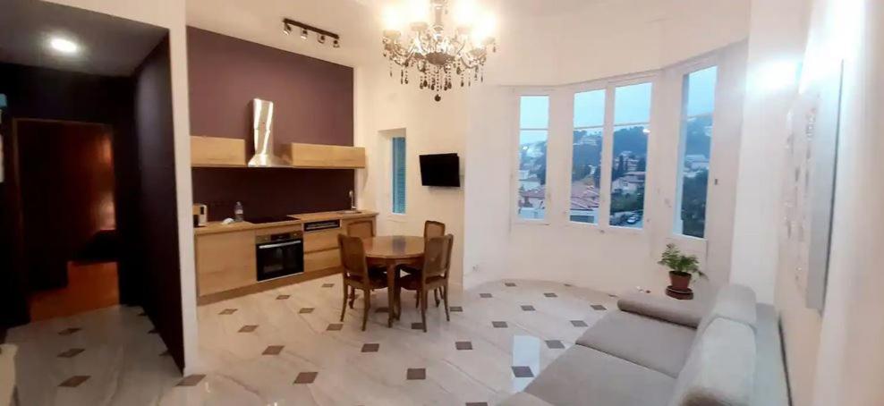 Elegant, Lumineux,central 2pieces A 200m De La Apartment